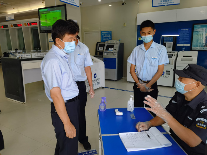 縣政府黨組成員、信訪局局長(zhǎng)陳鴻志到金融機(jī)構(gòu) 暗訪督導(dǎo)疫情防控工作