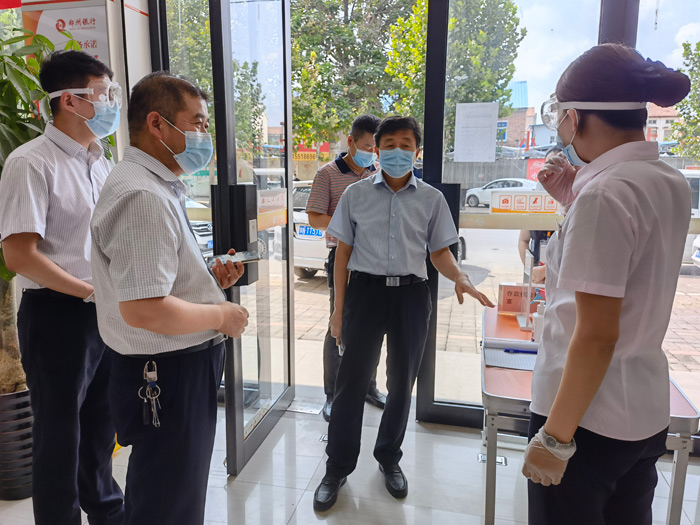 縣政府黨組成員、信訪局局長(zhǎng)陳鴻志到金融機(jī)構(gòu) 暗訪督導(dǎo)疫情防控工作