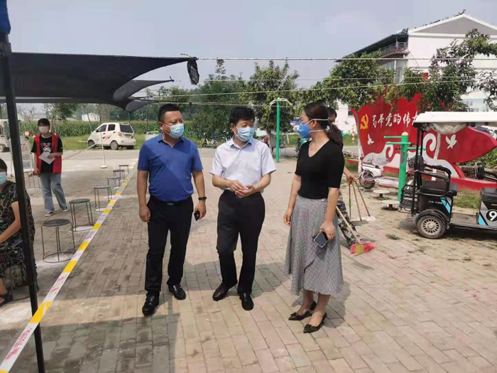 縣政府黨組成員、信訪局局長(zhǎng)陳鴻志深入伯黨鄉(xiāng)督導(dǎo)疫情防控工作