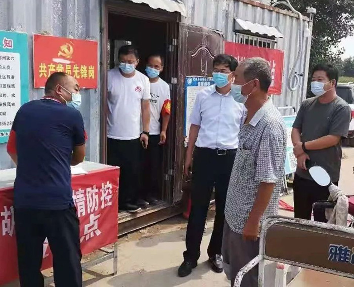 縣委常委、縣紀(jì)委書記、縣監(jiān)委主任張亞光到孫六鎮(zhèn)等地督導(dǎo)檢查疫情防控工作