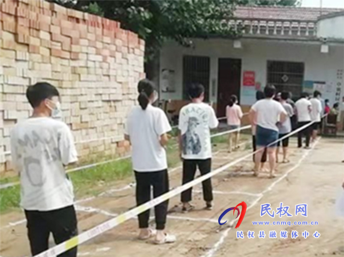 雙塔鎮(zhèn):教師志愿者在核酸檢測(cè)現(xiàn)場(chǎng)筑起“疫情防線” 雙塔鎮(zhèn):教師志愿者在核酸檢測(cè)現(xiàn)場(chǎng)筑起“疫情防線”
