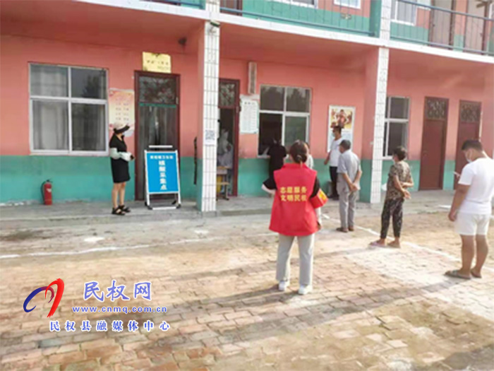 雙塔鎮(zhèn):教師志愿者在核酸檢測(cè)現(xiàn)場(chǎng)筑起“疫情防線” 雙塔鎮(zhèn):教師志愿者在核酸檢測(cè)現(xiàn)場(chǎng)筑起“疫情防線”