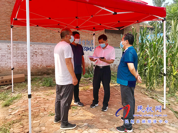 縣委常委、組織部長(zhǎng)何玉明到褚廟鄉(xiāng)暗訪核酸檢測(cè)和居家隔離人員封戶落鎖情況