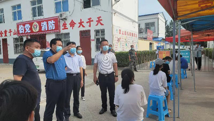 縣領(lǐng)導(dǎo)孟祥亮、陳鴻志督導(dǎo)伯黨鄉(xiāng)疫苗接種工作