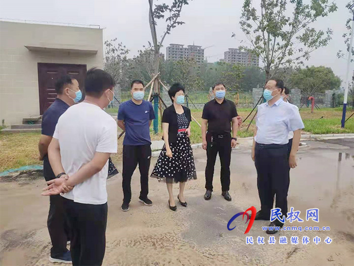 縣人大常委會主任周燕深入到民權鯤鵬學校、北海路、曙光路現(xiàn)場督導工程施工進度