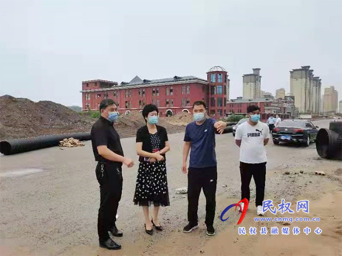 縣人大常委會主任周燕深入到民權鯤鵬學校、北海路、曙光路現(xiàn)場督導工程施工進度