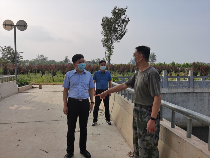縣人武部政委潘俊琦到林七鄉(xiāng)開展防汛巡河工作 縣人武部政委潘俊琦到林七鄉(xiāng)開展防汛巡河工作
