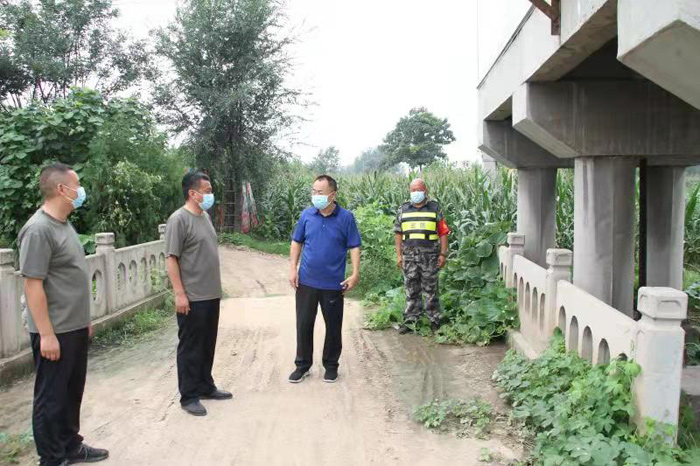 縣政協(xié)主席周明河到老城干渠花園段開展巡河工作