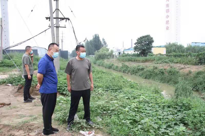 縣政協(xié)主席周明河到老城干渠花園段開展巡河工作