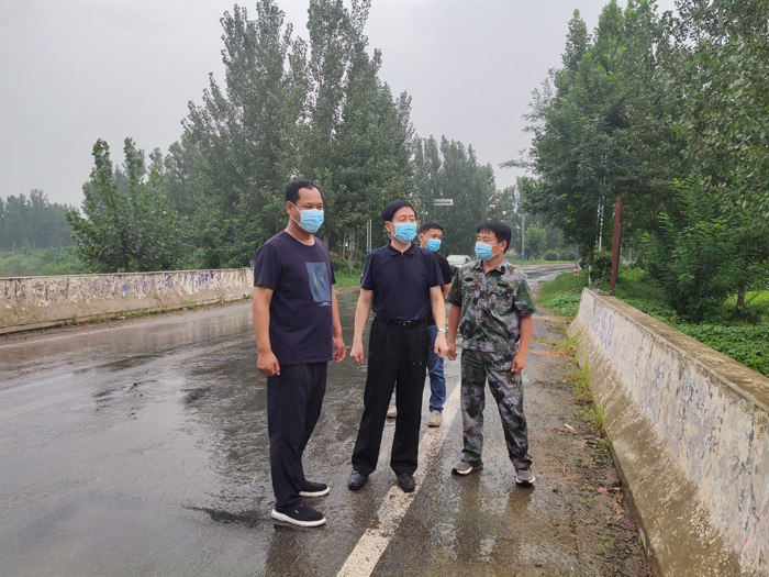 縣委常委、副縣長房季到白云寺鎮(zhèn)督查疫情防控和防汛工作
