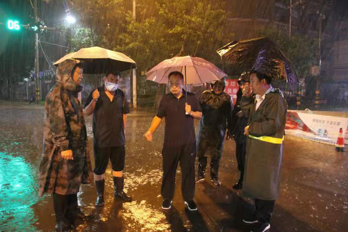 縣政協(xié)主席周明河到綠洲辦督導(dǎo)城區(qū)防汛排澇工作 縣政協(xié)主席周明河到綠洲辦督導(dǎo)城區(qū)防汛排澇工作