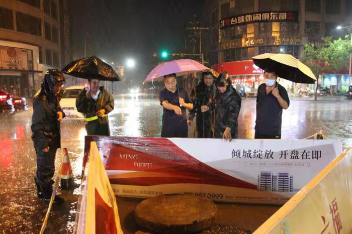 縣政協(xié)主席周明河到綠洲辦督導(dǎo)城區(qū)防汛排澇工作 縣政協(xié)主席周明河到綠洲辦督導(dǎo)城區(qū)防汛排澇工作