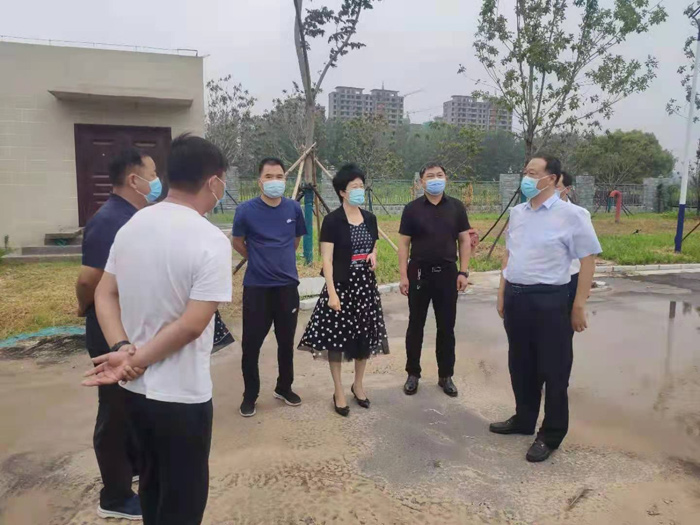 縣人大常委會(huì)主任周燕深入到民權(quán)鯤鵬學(xué)校北海路、曙光路現(xiàn)場(chǎng)督導(dǎo)工程施工進(jìn)度