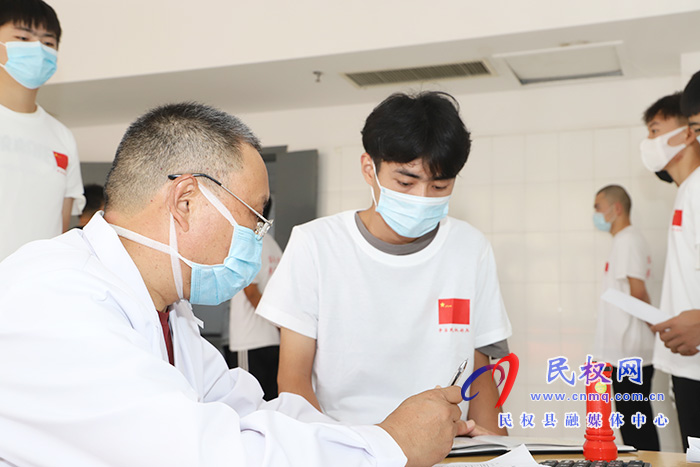 縣委副書(shū)記、代縣長(zhǎng)王靜嫻檢查征兵體檢工作