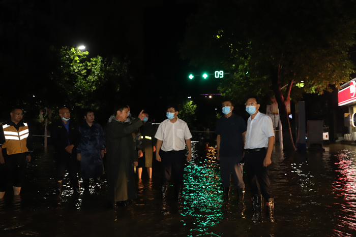 縣委書記張團結(jié)夜查城區(qū)防汛排澇工作