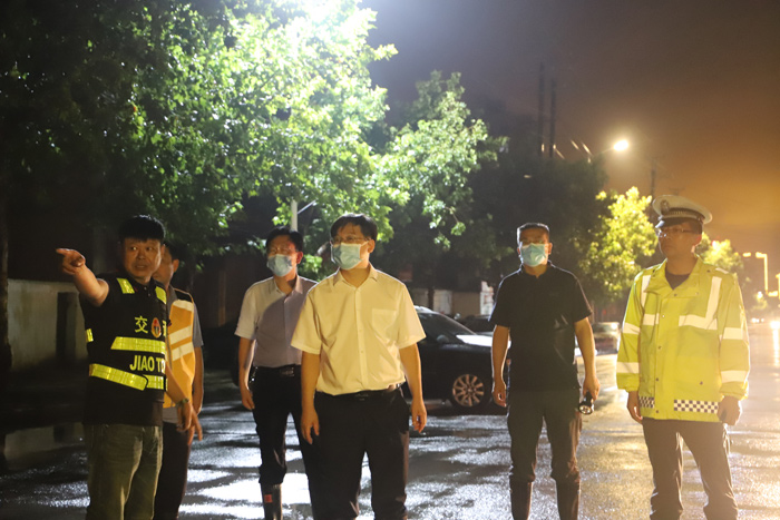 縣委書記張團結(jié)夜查城區(qū)防汛排澇工作