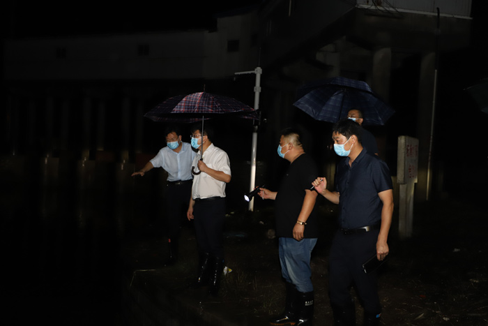 縣委書記張團結(jié)夜查城區(qū)防汛排澇工作