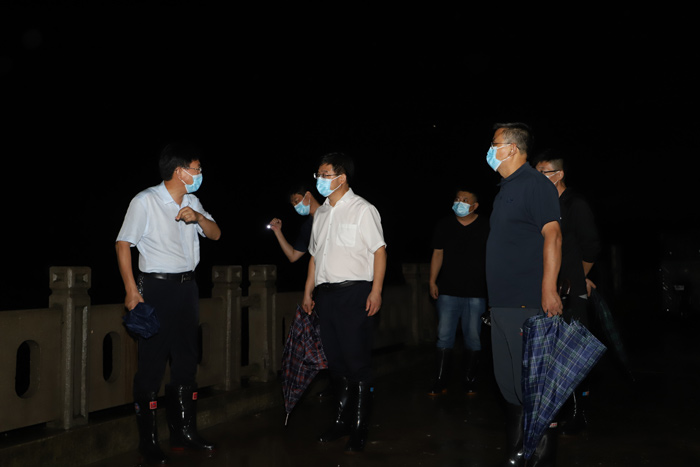 縣委書記張團結(jié)夜查城區(qū)防汛排澇工作