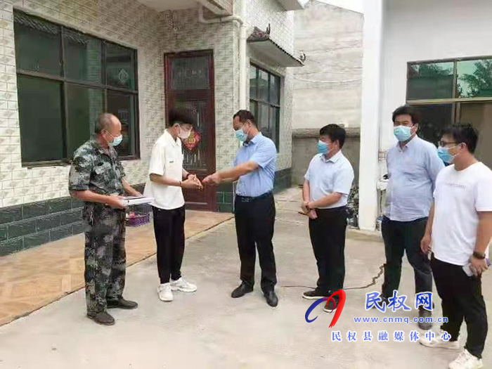 白云寺鎮(zhèn)黨委書記梁付營慰問2021年被重點院校錄取的大學(xué)生 白云寺鎮(zhèn)黨委書記梁付營慰問2021年被重點院校錄取的大學(xué)生