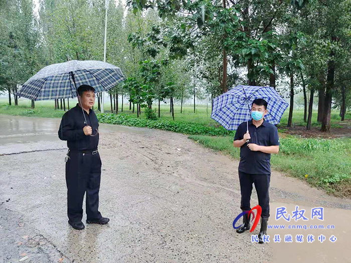 雙塔鎮(zhèn):黨委書記葛運剛查看積水及防汛應(yīng)急措施落實情況 雙塔鎮(zhèn):黨委書記葛運剛查看積水及防汛應(yīng)急措施落實情況