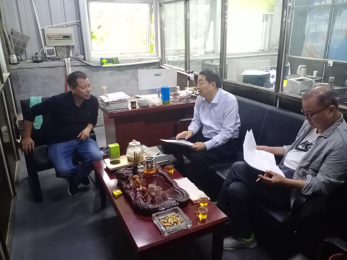 縣規(guī)劃中心主任汪培明深入民權縣紅科電器有限公司開展“萬人助萬企”活動 縣規(guī)劃中心主任汪培明深入民權縣紅科電器有限公司開展“萬人助萬企”活動