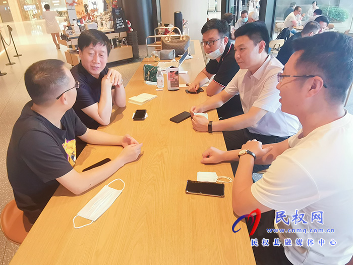 縣委常委、副縣長房季帶隊深入到抖音電商上?？偛亢桶⒗锇桶吞詫毴蛸徍贾菘偛窟M行招商活動
