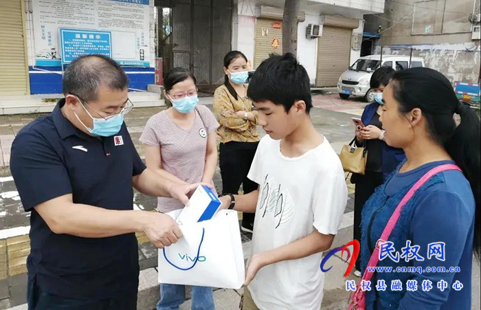 民權(quán)縣實(shí)驗(yàn)中學(xué)積極開展“兩送一免”活動(dòng) 民權(quán)縣實(shí)驗(yàn)中學(xué)積極開展“兩送一免”活動(dòng)
