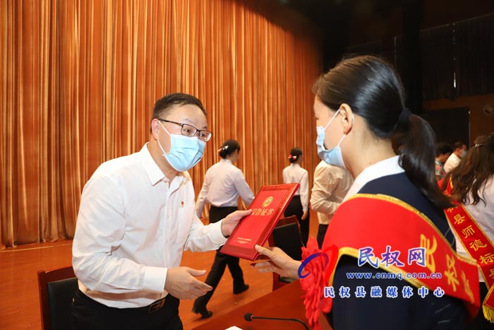 民權(quán)縣慶祝第37個教師節(jié)暨教育體育工作表彰大會舉行 民權(quán)縣慶祝第37個教師節(jié)暨教育體育工作表彰大會舉行