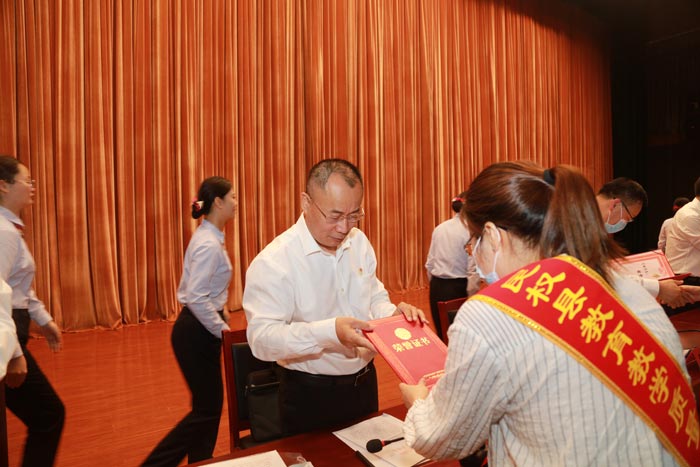 民權(quán)縣慶祝第37個教師節(jié)暨教育體育工作表彰大會舉行 民權(quán)縣慶祝第37個教師節(jié)暨教育體育工作表彰大會舉行
