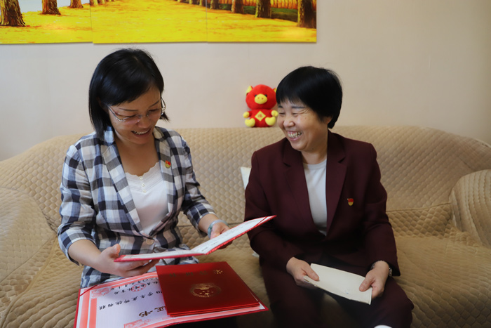 縣委副書記、代縣長王靜嫻看望慰問部分優(yōu)秀老教師