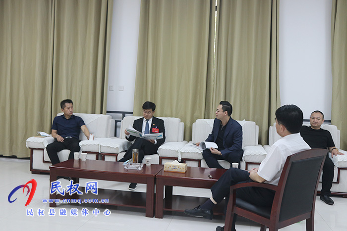 縣委書記張團結(jié)會見李巖、黃戰(zhàn)峰一行