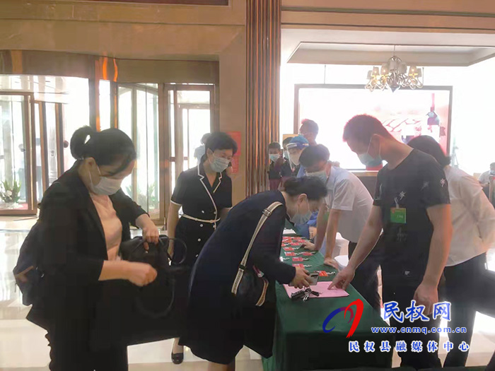 出席市五屆人大六次會議的民權(quán)代表團代表陸續(xù)報到 出席市五屆人大六次會議的民權(quán)代表團代表陸續(xù)報到