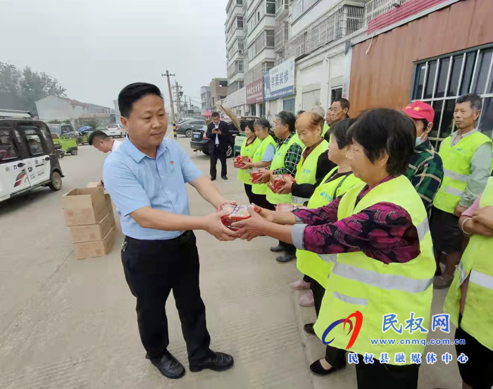 花園鄉(xiāng):鄉(xiāng)長楊德志慰問環(huán)衛(wèi)工人 花園鄉(xiāng):鄉(xiāng)長楊德志慰問環(huán)衛(wèi)工人