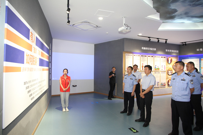 縣委常委、政法委書記陳鴻志到民權(quán)縣禁毒科普教育基地參觀指導(dǎo)