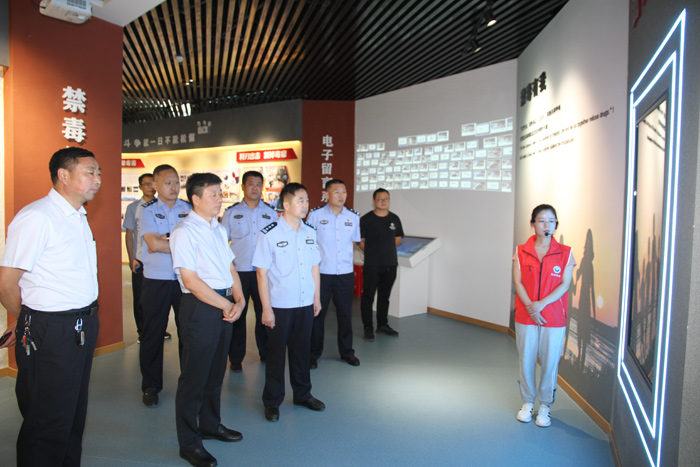 縣委常委、政法委書記陳鴻志到民權(quán)縣禁毒科普教育基地參觀指導(dǎo)