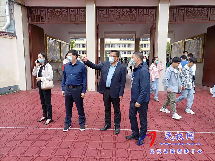 縣委常委、宣傳部長(zhǎng)、副縣長(zhǎng)畢道喜檢查新學(xué)期疫情防控和開(kāi)學(xué)情況
