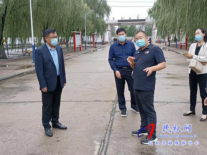 縣委常委、宣傳部長(zhǎng)、副縣長(zhǎng)畢道喜檢查新學(xué)期疫情防控和開(kāi)學(xué)情況
