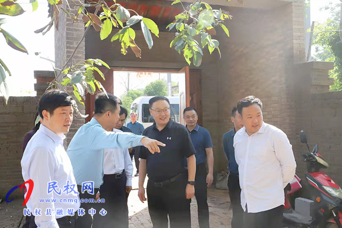 縣委副書記栗團結檢查指導農村人居環(huán)境整治工作 縣委副書記栗團結檢查指導農村人居環(huán)境整治工作