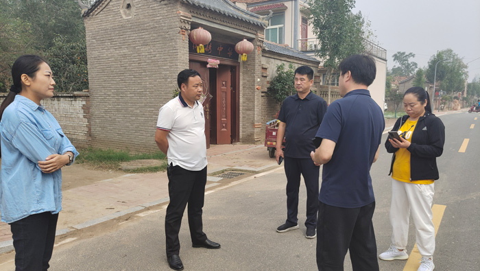 副縣長(zhǎng)李衛(wèi)政到雙塔鎮(zhèn)督導(dǎo)調(diào)研農(nóng)村人居環(huán)境整治工作 副縣長(zhǎng)李衛(wèi)政到雙塔鎮(zhèn)督導(dǎo)調(diào)研農(nóng)村人居環(huán)境整治工作