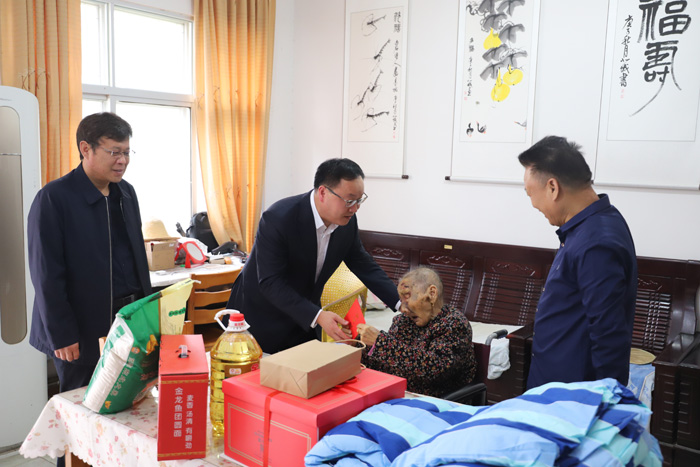 縣委副書記栗團結走訪慰問百歲老人