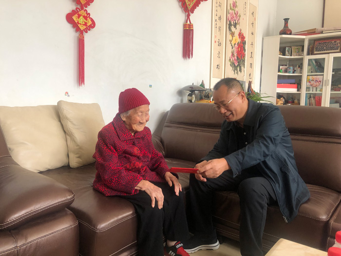 縣政協(xié)主席周明河九九重陽節(jié)慰問百歲老人