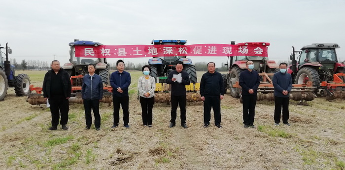 全縣土地深松促進(jìn)現(xiàn)場會在胡集鄉(xiāng)召開