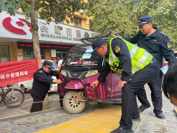 創(chuàng)建文明城  城管在行動(dòng)——城市管理局：開展市容秩序整治助推文明城市創(chuàng)建