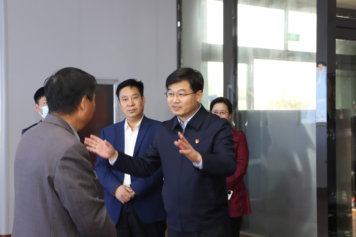 縣委書(shū)記張團(tuán)結(jié)調(diào)研工業(yè)企業(yè)發(fā)展和重點(diǎn)項(xiàng)目建設(shè)情況