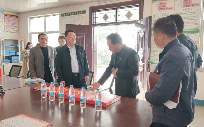  縣委常委、組織部長(zhǎng)王義彬督導(dǎo)軟弱渙散村黨組織整頓及駐村第一書(shū)記工作情況