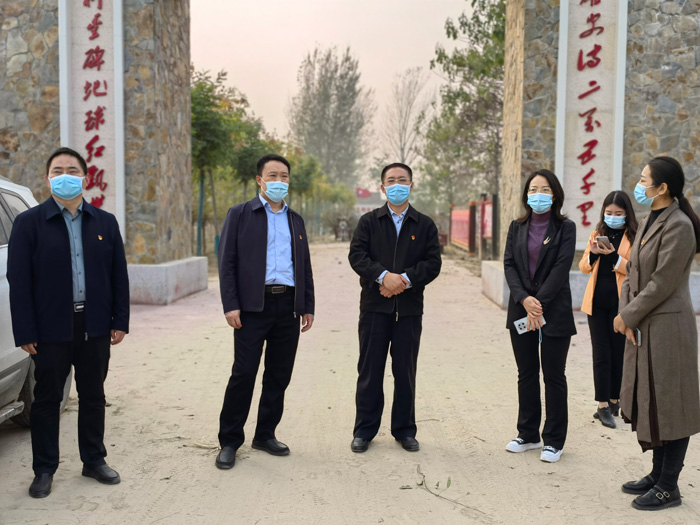市委組織部副部長(zhǎng)、老干部局局長(zhǎng)王培富到秣坡村參觀調(diào)研