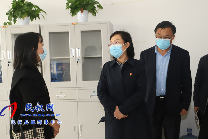縣委副書記、縣長王靜嫻到縣創(chuàng)文創(chuàng)衛(wèi)指揮部辦公室調(diào)研