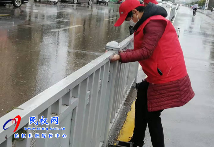 極端天氣，民族學(xué)校志愿者打掃街道為創(chuàng)文創(chuàng)衛(wèi)助力