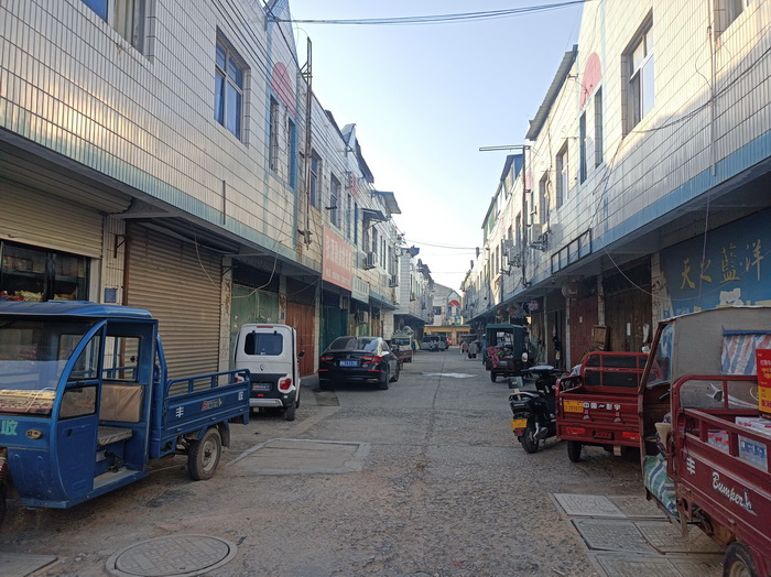記者觀察：店外經營不少見 亂停亂放仍存在