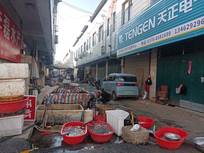 記者觀察：店外經營不少見 亂停亂放仍存在